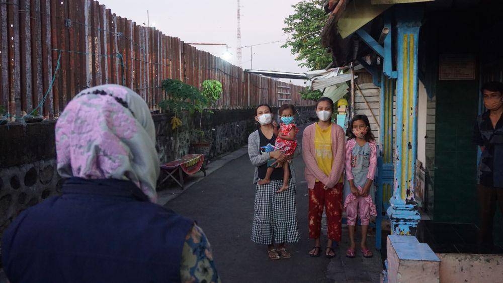 Walikota Mojokerto saat menjenguk anak yang sedang Isoman.IDN Times/Moch Fad
