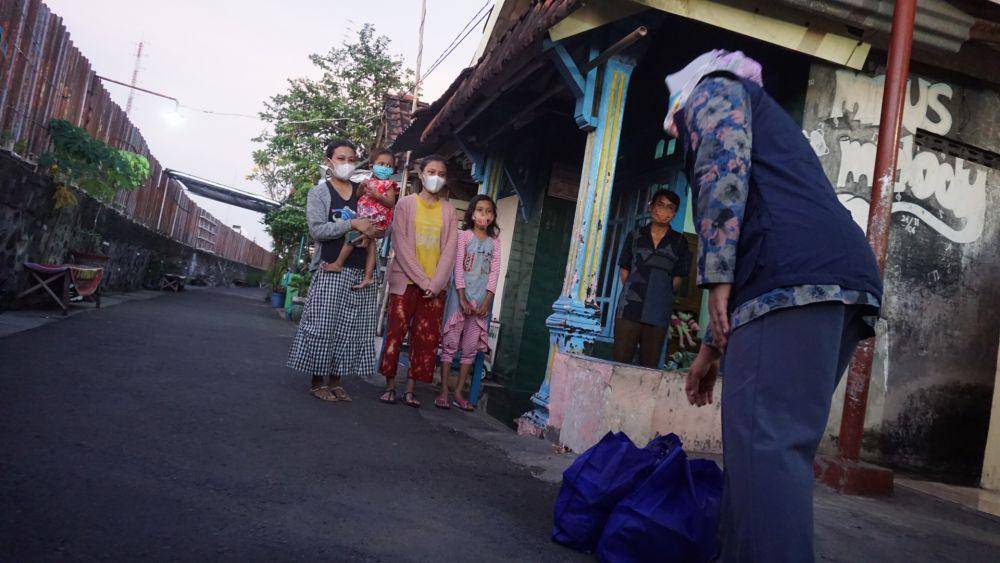 Walikota Mojokerto saat menjenguk anak yang sedang Isoman.IDN Times/Moch Fad