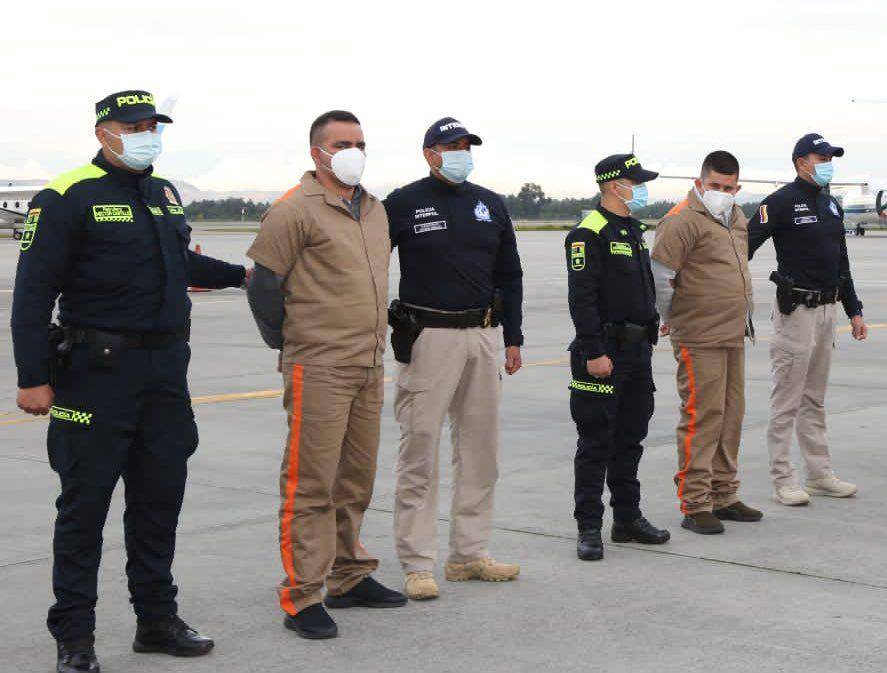 Yamit Picón Rodríguez dan Henry Trigos Celón saat akan diekstradisi ke AS. (twitter.com/PoliciaColombia)
