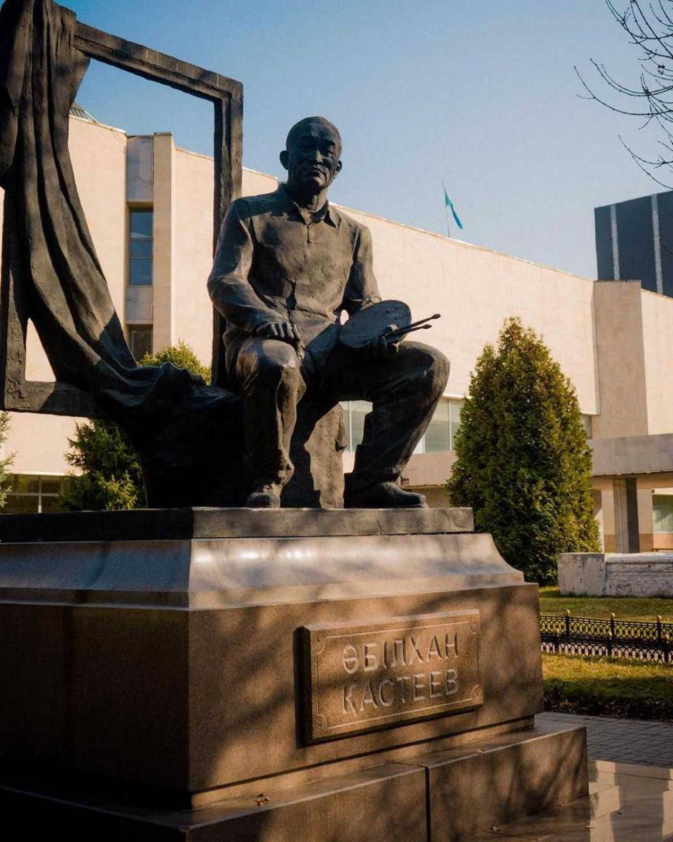patung Abilkhan Kasteyev di Kasteyev State Museum of Arts the Republic Kazakhstan (instagram.com/visitmatykz)