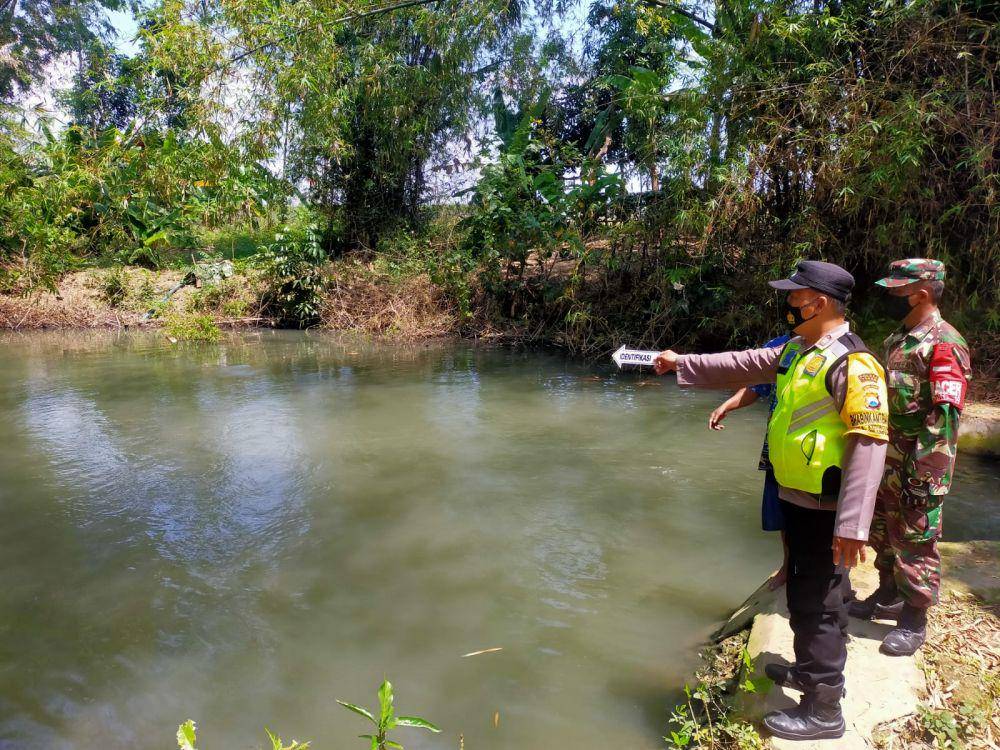 Petugas saat mendatangi lokasi sungai tempat korban tenggelam. Dok BPBD Tuban