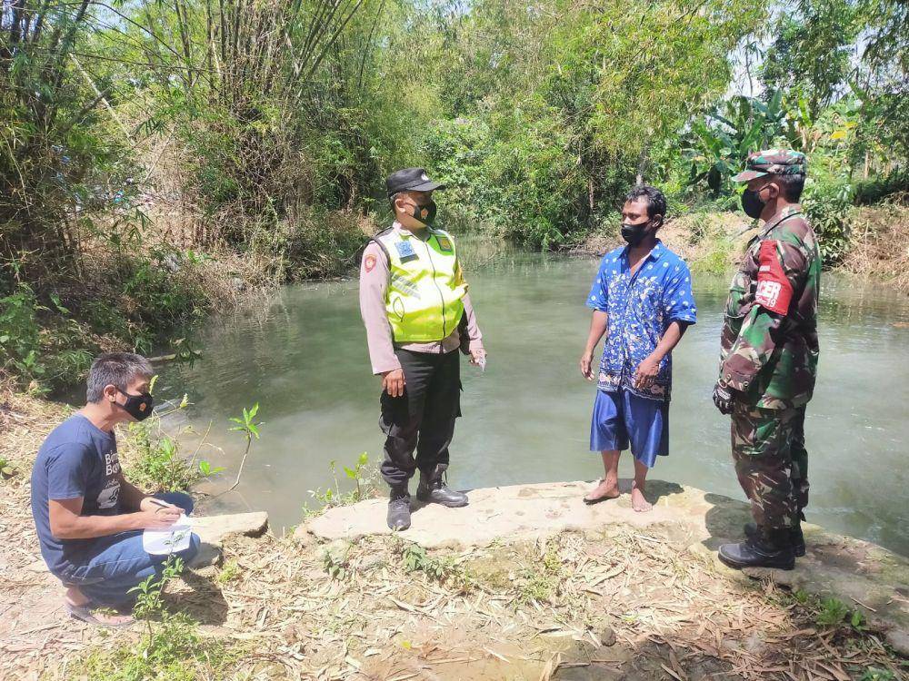 Petugas saat mendatangi lokasi sungai tempat korban tenggelam. Dok BPBD Tuban