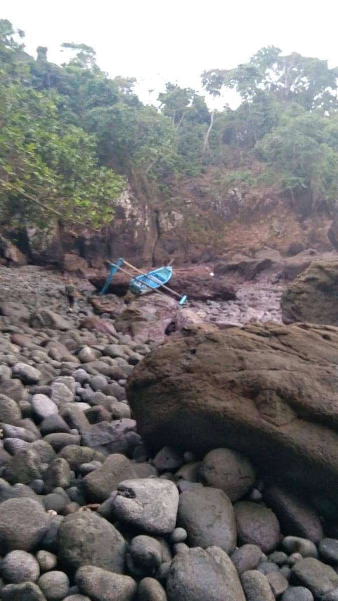 Perahu korban ditemukan terdampar di atas batu. IDN Times/Istimewa