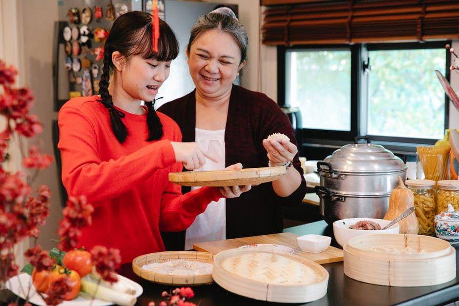 Ilustrasi memasak untuk lansia (pexels.com/angela-roma)