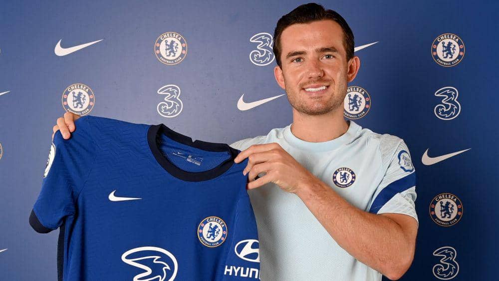 potret Ben Chilwell memegang kostum Chelsea (skysports.com)