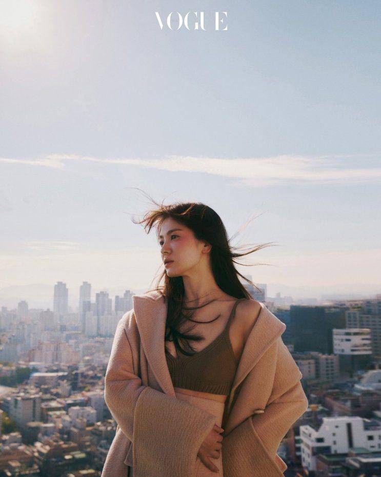 Song Hye Kyo di pemotretan majalah Vogue Korea edisi September 2021. (www.vogue.co.kr)