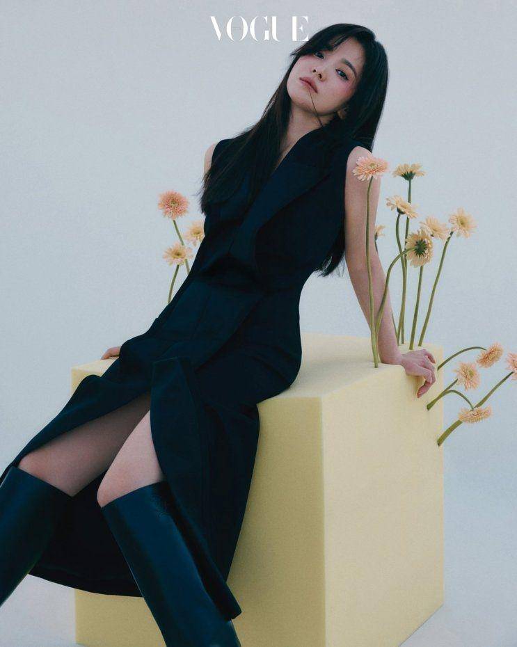 Song Hye Kyo di pemotretan majalah Vogue Korea edisi September 2021. (www.vogue.co.kr)