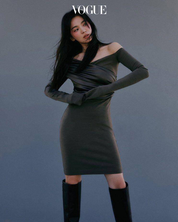Song Hye Kyo di pemotretan majalah Vogue Korea edisi September 2021. (www.vogue.co.kr)