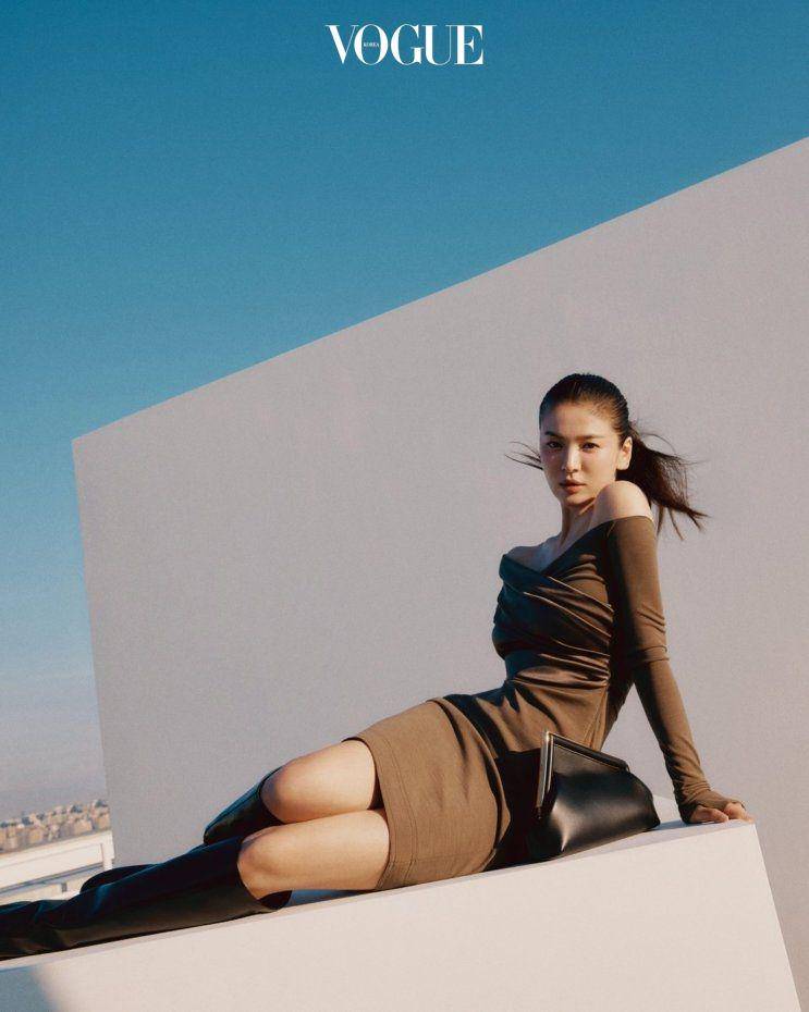 Song Hye Kyo di pemotretan majalah Vogue Korea edisi September 2021. (www.vogue.co.kr)