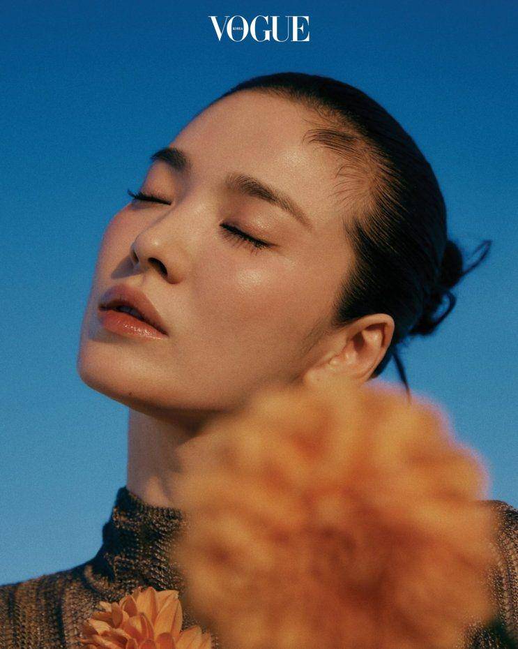 Song Hye Kyo di pemotretan majalah Vogue Korea edisi September 2021. (www.vogue.co.kr)