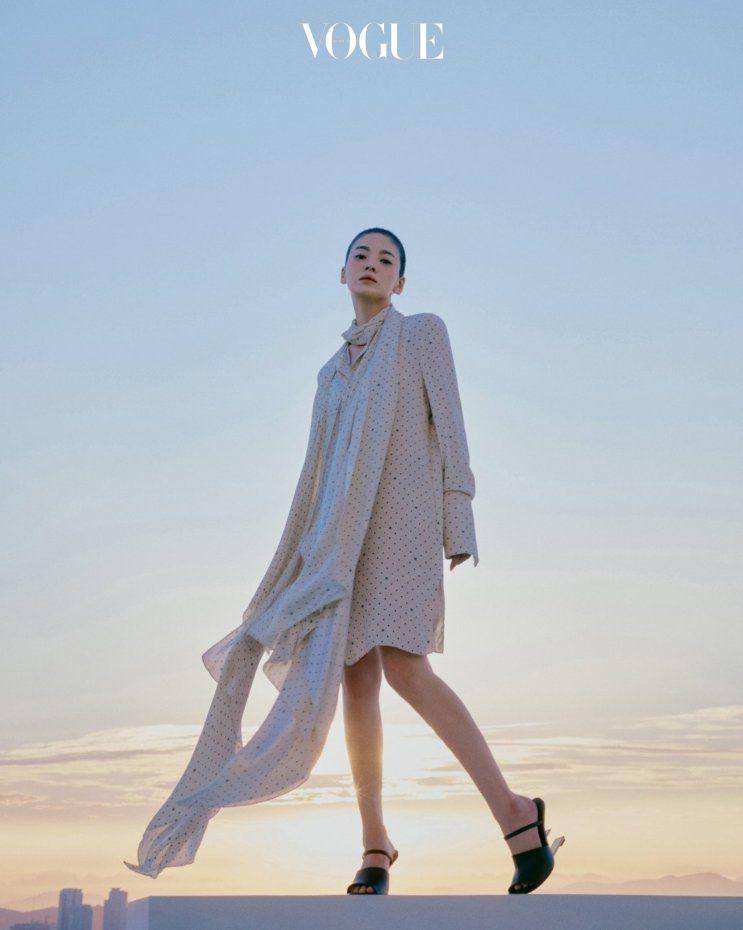 Song Hye Kyo di pemotretan majalah Vogue Korea edisi September 2021. (www.vogue.co.kr)