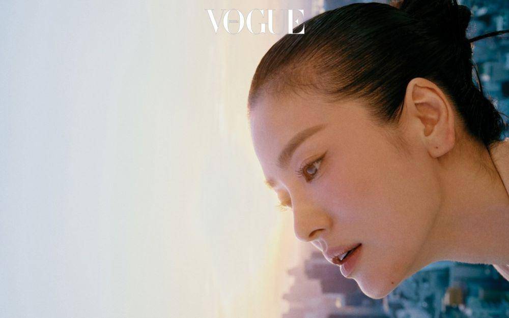 Song Hye Kyo di pemotretan majalah Vogue Korea edisi September 2021. (www.vogue.co.kr)