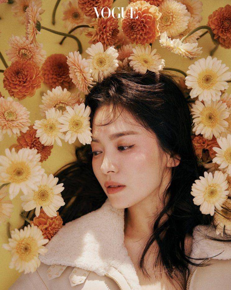 Song Hye Kyo di pemotretan majalah Vogue Korea edisi September 2021. (www.vogue.co.kr)