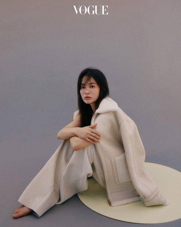 Song Hye Kyo di pemotretan majalah Vogue Korea edisi September 2021. (www.vogue.co.kr)