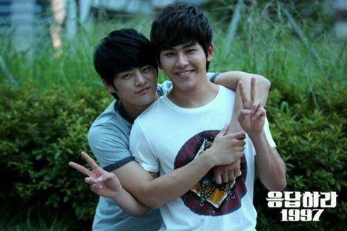 Hoya eks INFINITE dan Seo In Guk di Reply 1997 (Dok. tvN)