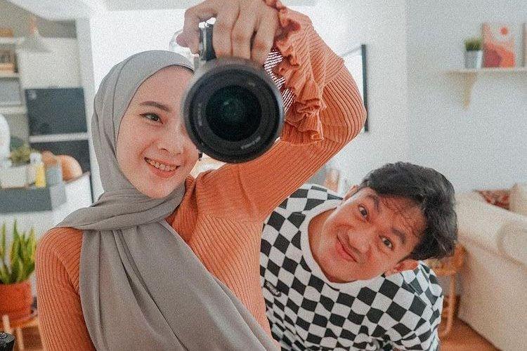 Jadi Panutan, 10 Kemesraan Melki Bajaj dan Istri yang Kocak nan Kompak