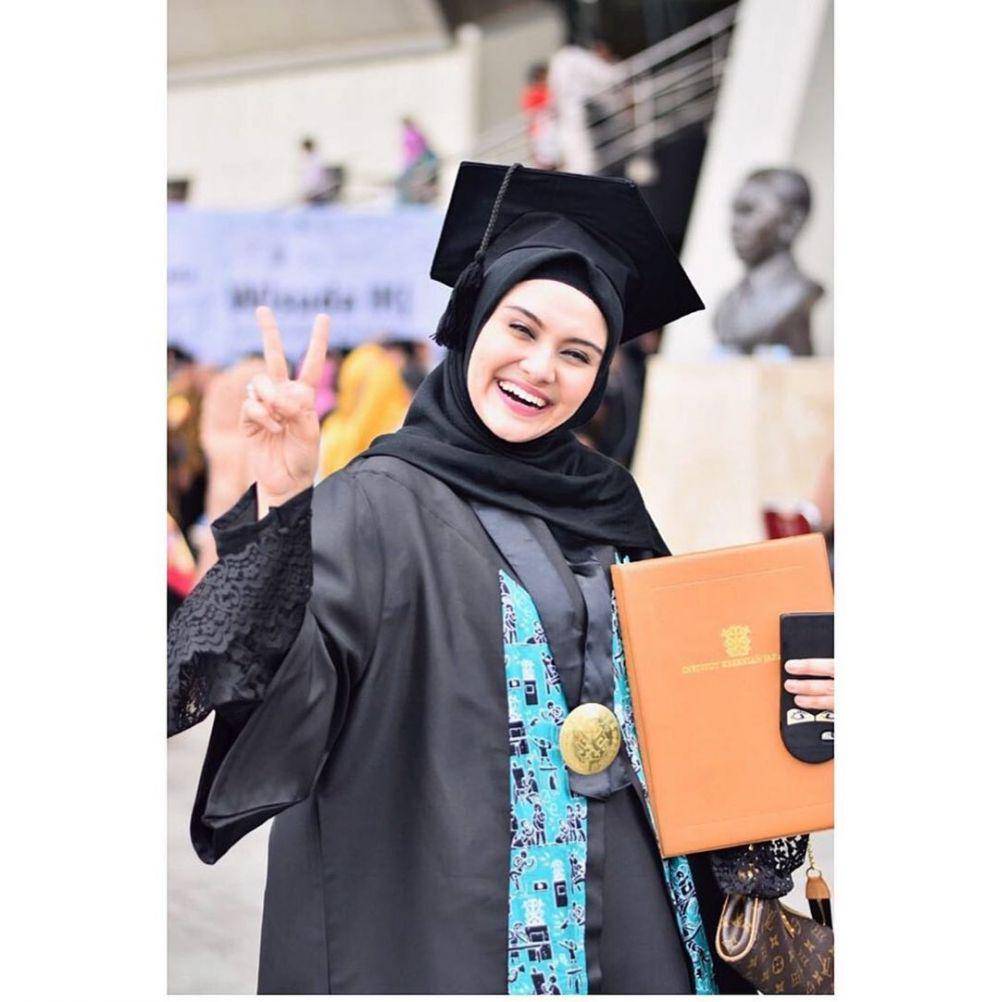 potret Zee Zee Shahab (instagram.com/zeezeeshahab)