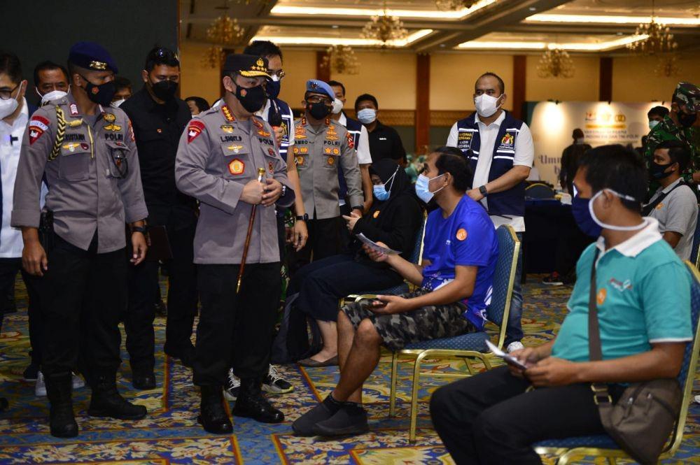 Kapolri lepas bus vaksinasi keliling. (Dok. Humas Polri)