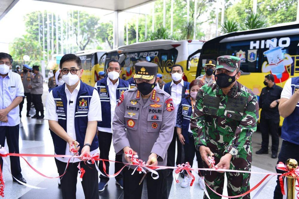 Kapolri lepas bus vaksinasi keliling. (Dok. Humas Polri)