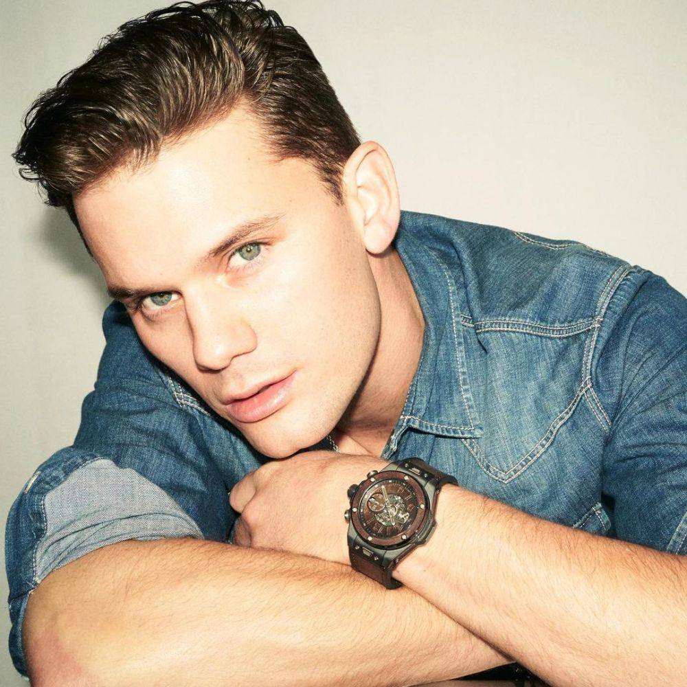 Jeremy Irvine (instagram,com/jeremy.irvine)