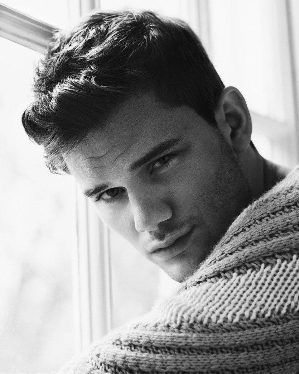 Jeremy Irvine (instagram,com/jeremy.irvine)