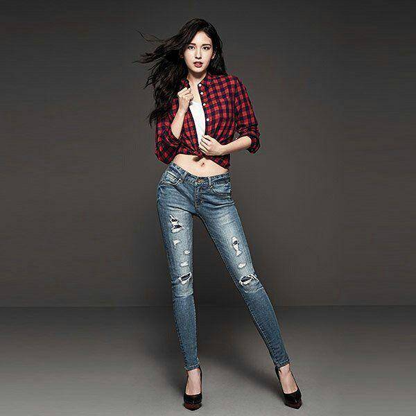 Celana jeans ala Jeon Somi (Instagram.com/somi_lover)