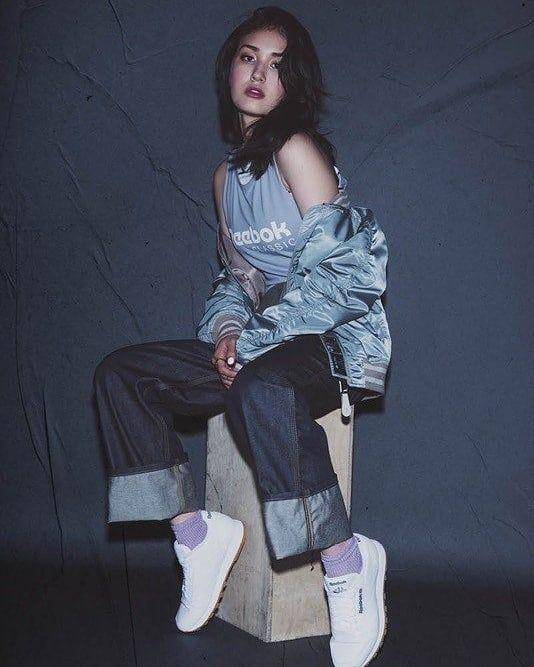 Celana jeans ala Jeon Somi (Instagram.com/somi_lover)