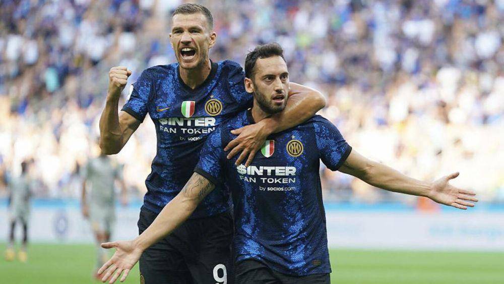 Hakan Calhanoglu dan Edin Dzeko (inter.it)