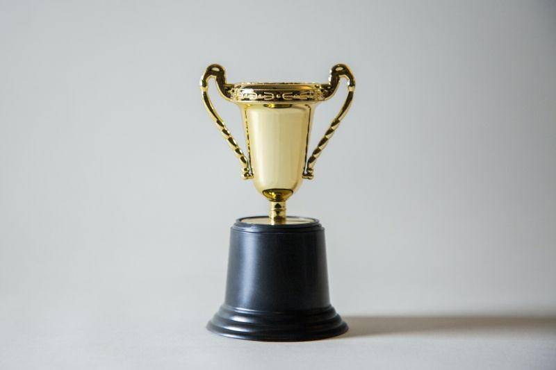 ilustrasi sebuah piala (unsplash.com/@giorgiotrovato)