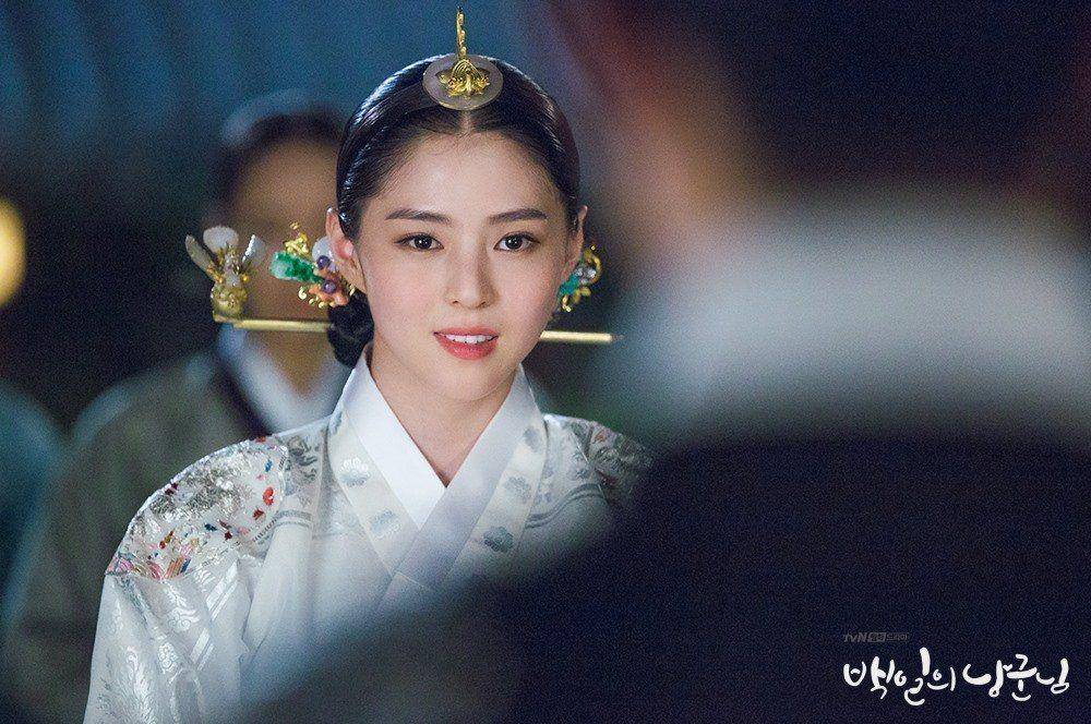 han so hee pakai hanbok (dok. tvN/100 Days My Prince)