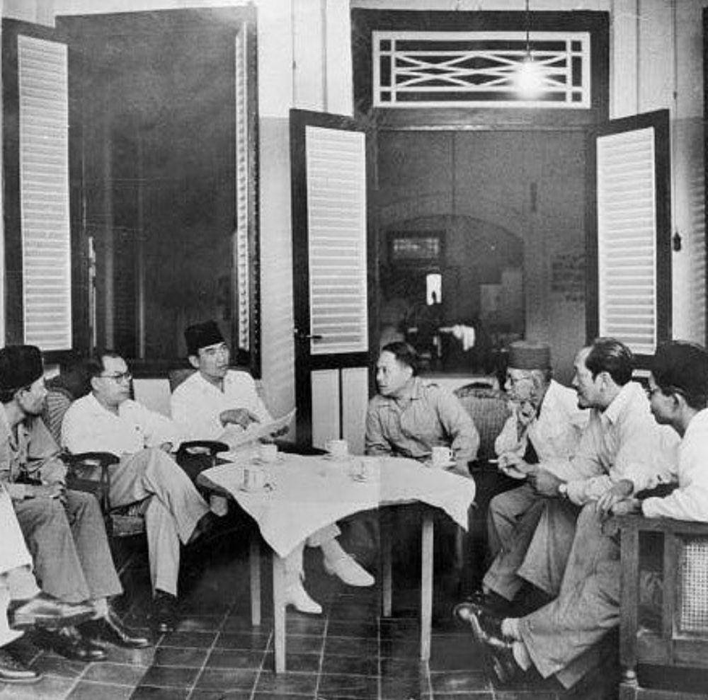 Bung Karno beserta para kawannya berdiskusi mengenai rancangan teks Proklamasi Kemerdekaan Indonesia. (instagram.com/akalsejarah)