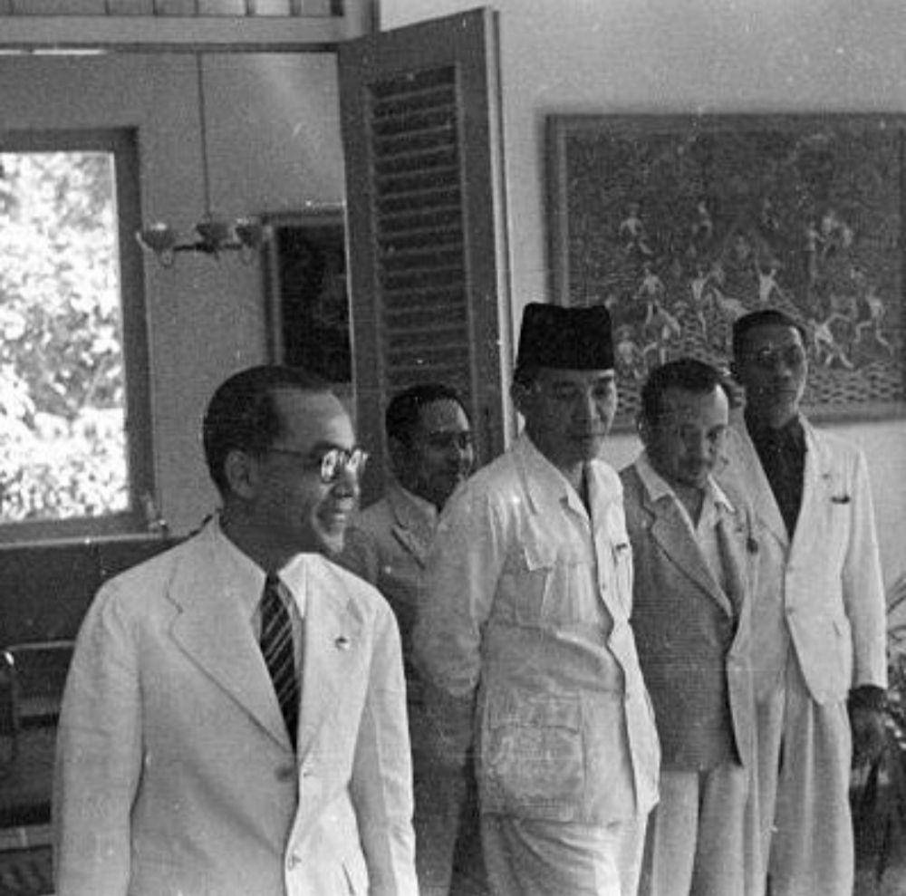 Bung Karno bersama anggota kabinet pertama Republik Indonesia (instagram.com/presidensukarno)