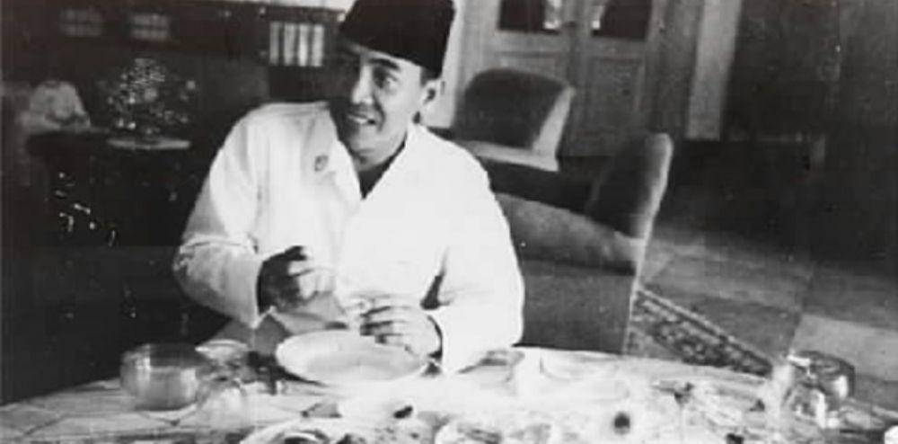 Presiden Soekarno menikmati makanan. (dok. istimewa)