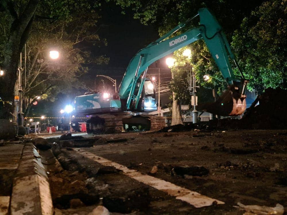 Alat berat melakukan perbaikan pipa PDAM Tirtawening Bandung yang alami kebocoran. IDN Times/Istimewa