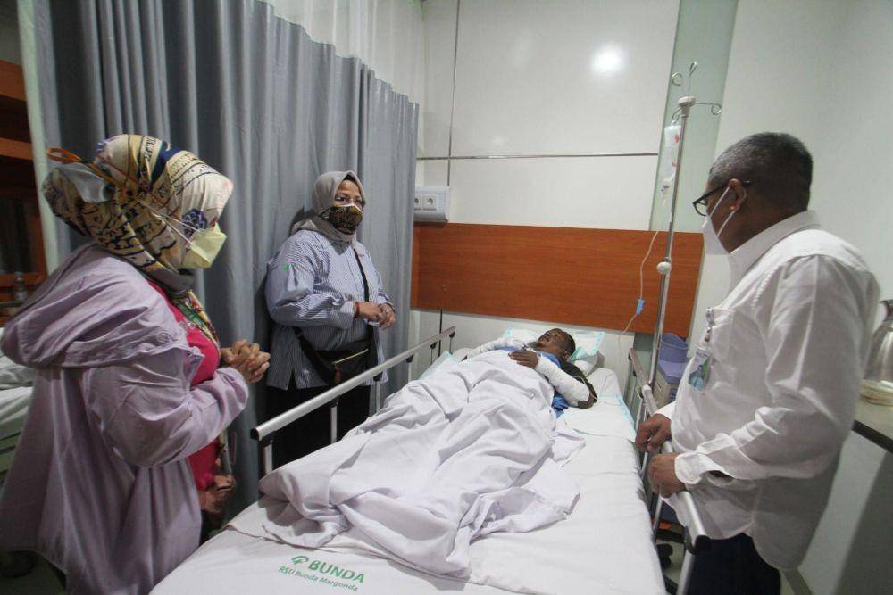 Direktur Pelayanan BPJamsostek Roswita Nilakurnia turun langsung menjenguk para korban di Rumah Sakit (RS) Bunda Margonda, Minggu pagi (22/8/2021). (Dok. BPJamsostek)