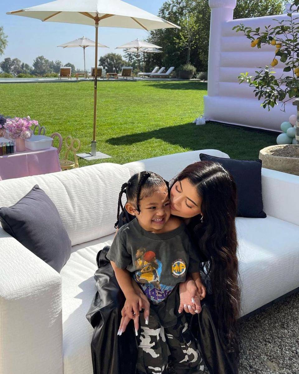 Kylie Jenner dan Stormi (Instagram.com/kyliejenner)