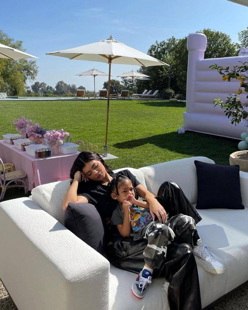 Kylie Jenner dan Stormi (Instagram.com/kyliejenner)