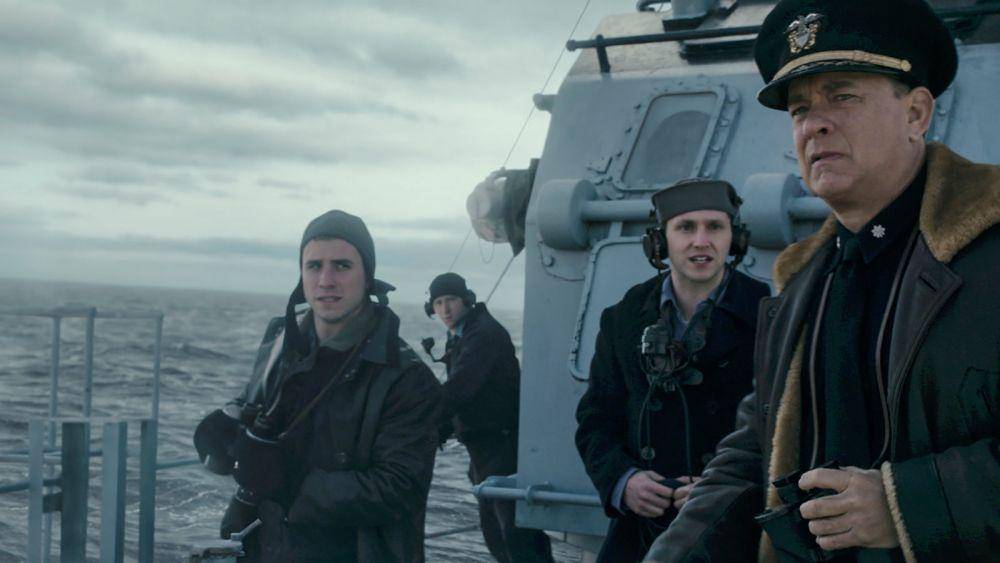 Tom Hanks (kanan) sebagai komandan angkatan laut Perang Dunia II di film Greyhound (dok. Sony Pictures via nytimes.com)