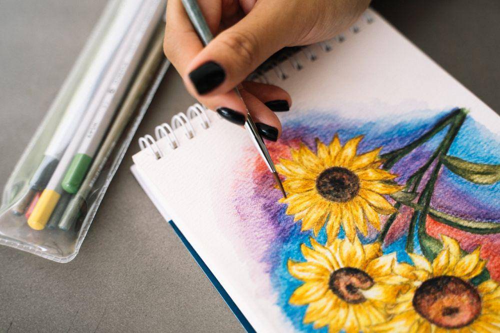 ilustrasi orang menggambar (pexels.com/Anna Tarazevich)