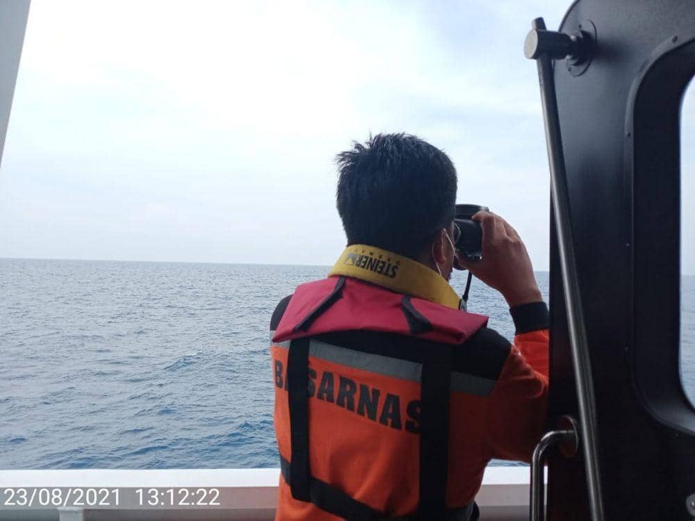 Pencarian nelayan Lamongan di Perairan Masalembu, Senin (23/8/2021). Dok. Kantor SAR Surabaya.