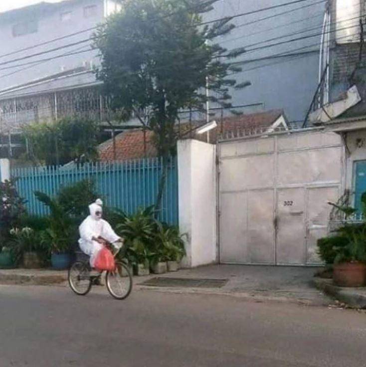 Belanja di warung (Instagram.com/@wkwkland_real)