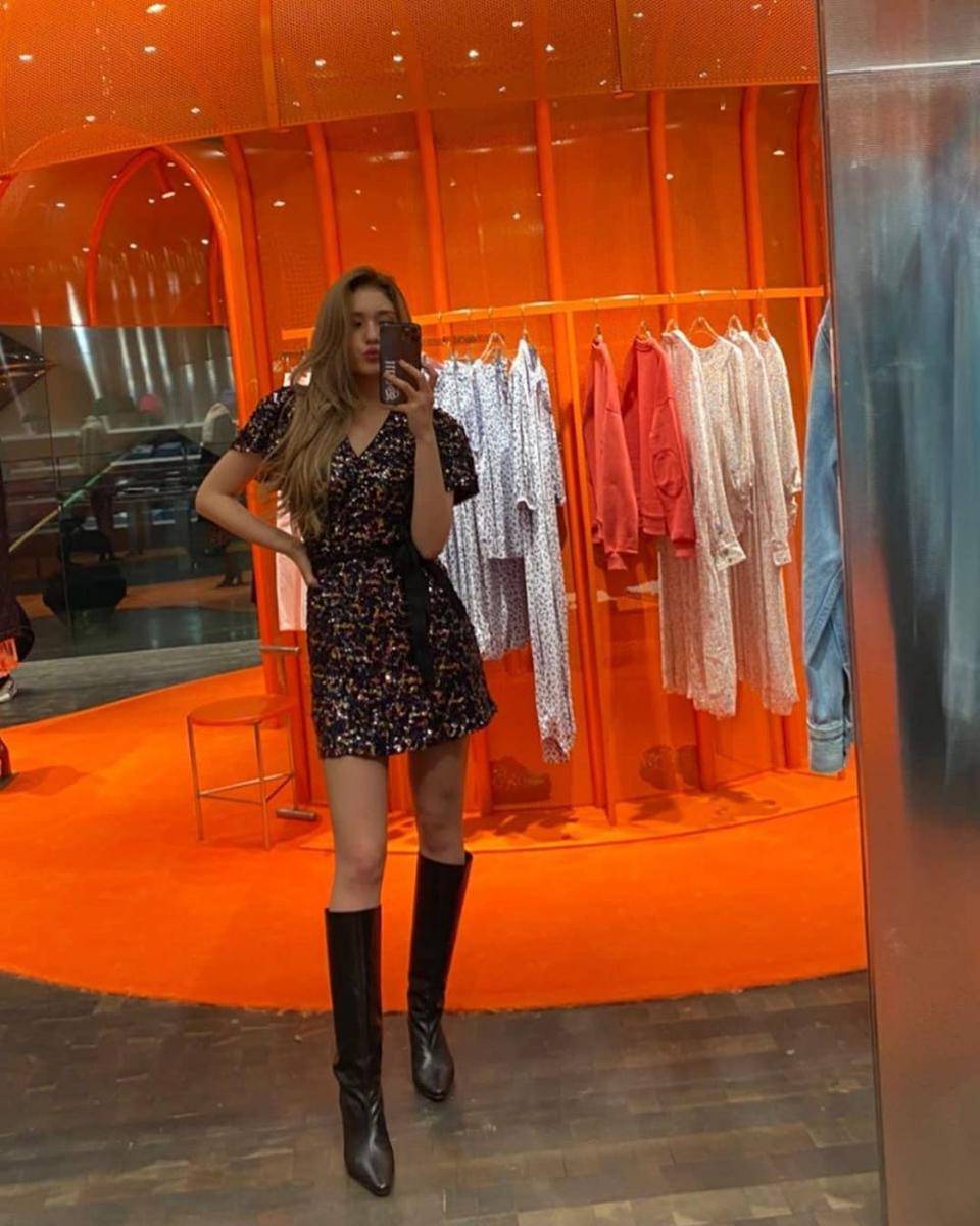 Outfit dress ala Jeon Somi (instagram.com/somiupdate)