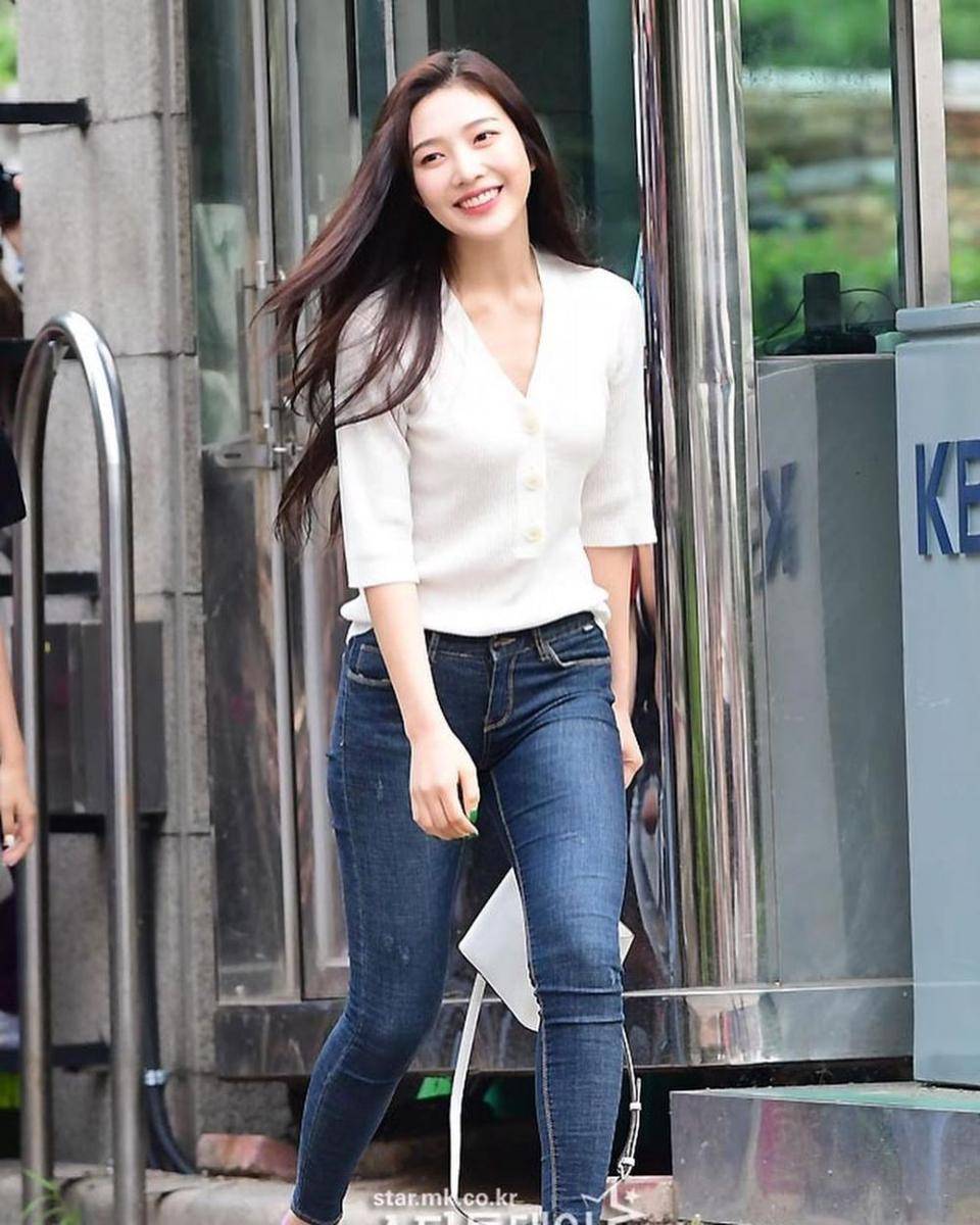 Outfit warna putih Joy (instagram.com/joyredvelvet.parksooyoung)