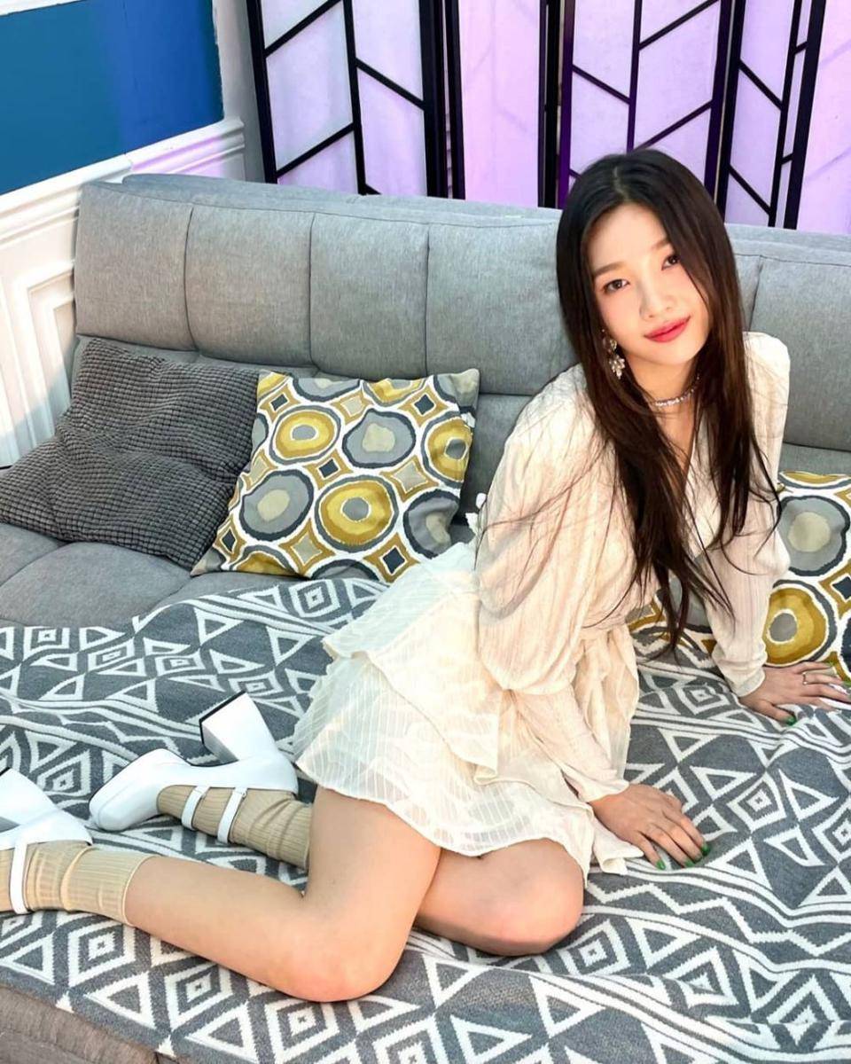 Outfit warna putih Joy (instagram.com/joyredvelvet.parksooyoung)