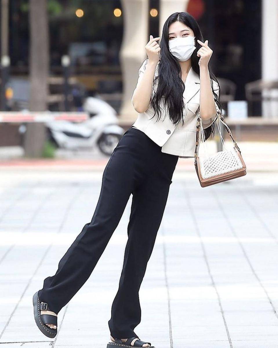 Outfit warna putih Joy (instagram.com/redvelvetstyless)
