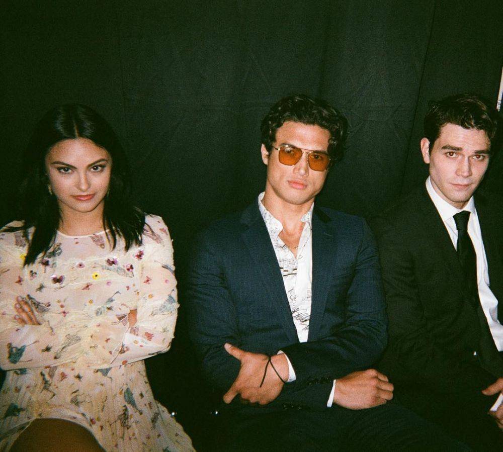 Kedekatan Camila dan Charles di luar lokasi syuting (instagram.com/camimendes)