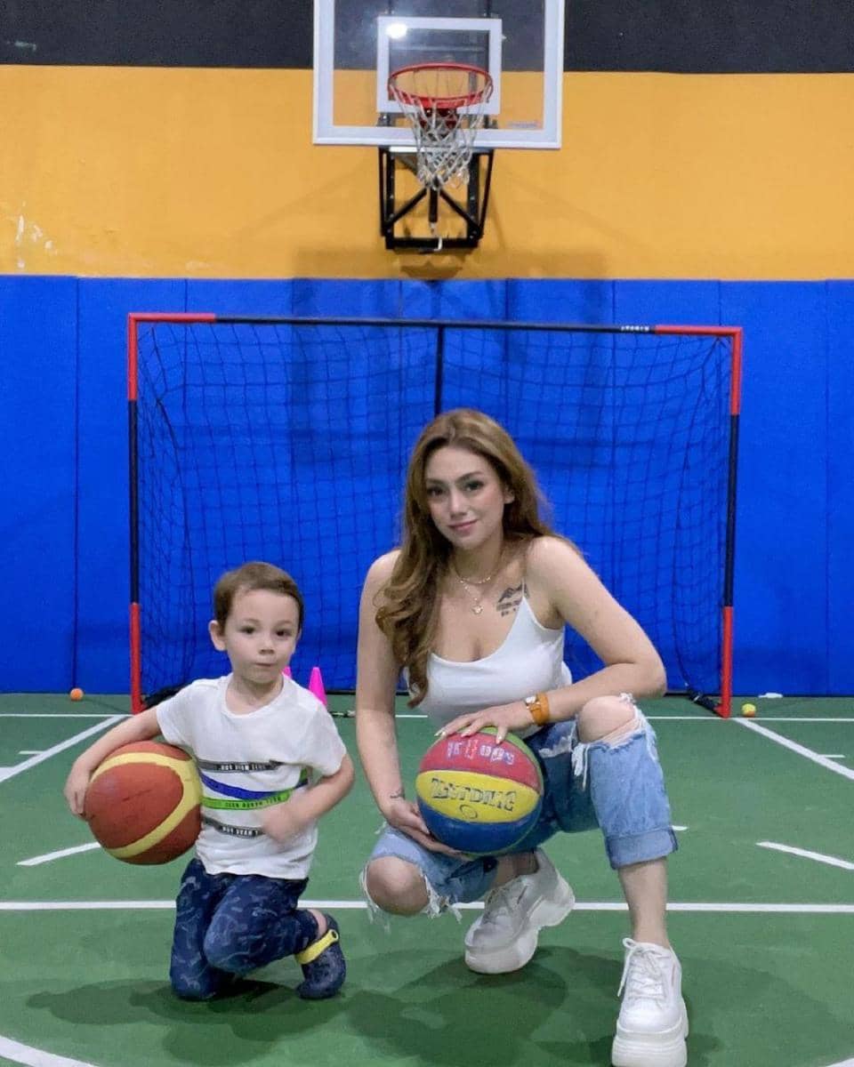 10 Potret Celine Evangelista saat Momong Empat Anak, Cetar Badai Ulala