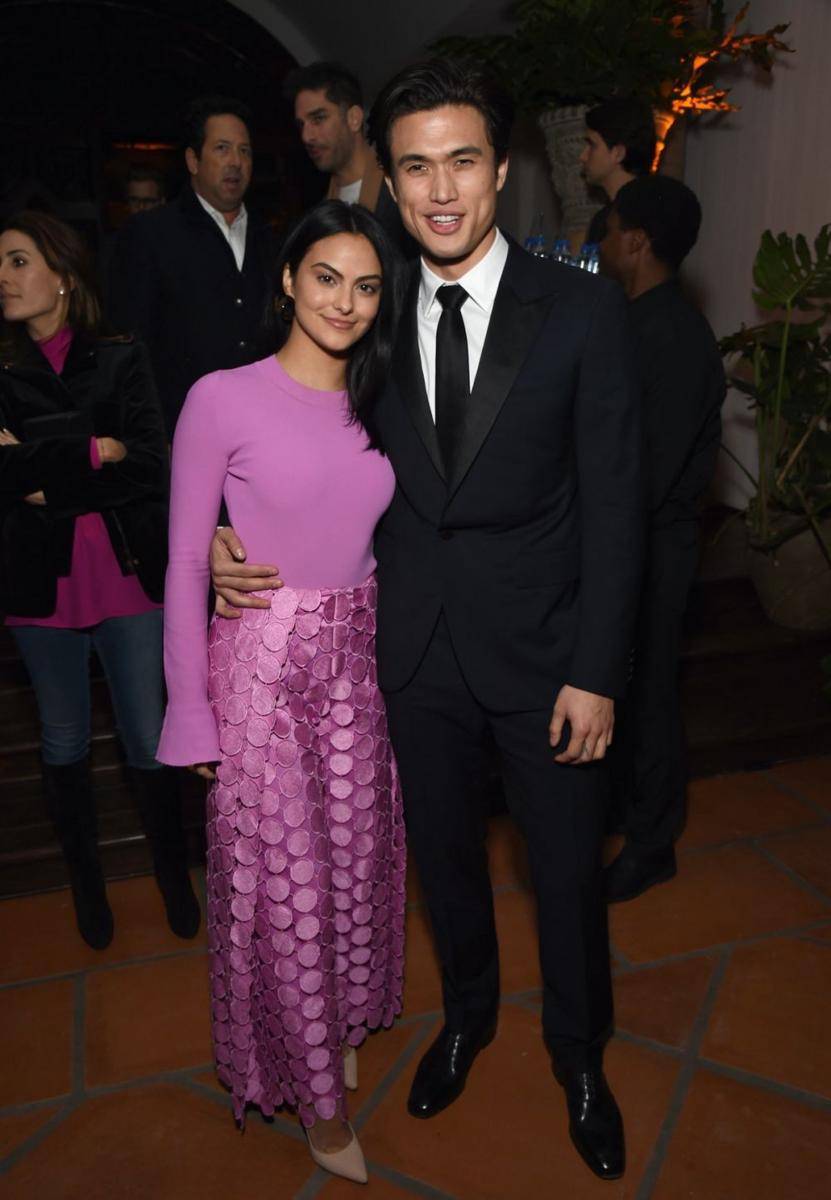 Camila Mendes dan Charles Melton (wmagazine.com)