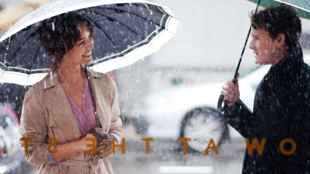 Dua pemeran utama film 5 to 7 saling tatap di bawah siraman hujan (dok. Mockingbird Pictures via ifcfilms.com)