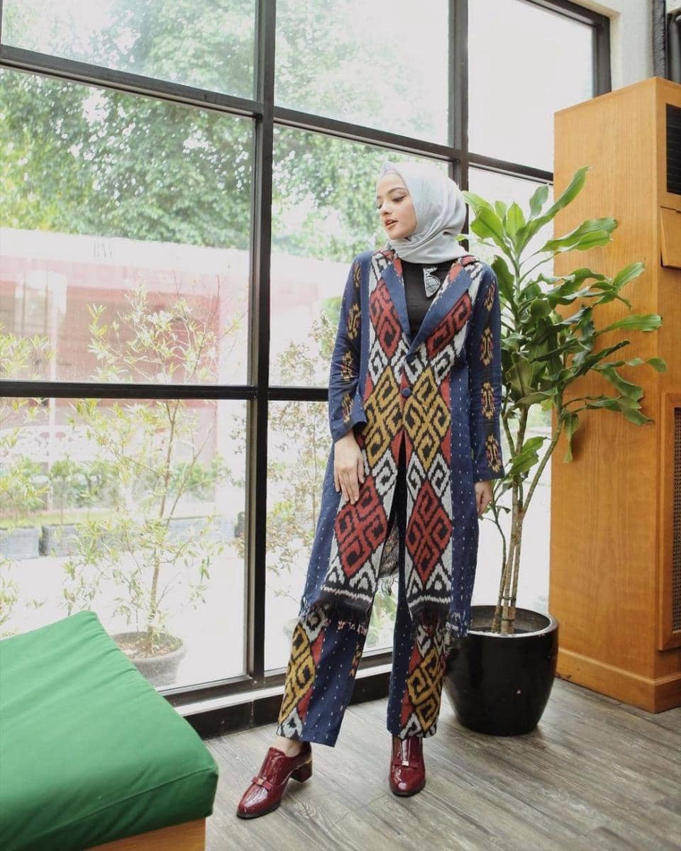 Atasan Tenun Modern untuk Kondangan (instagram.com/nisamabahanan)